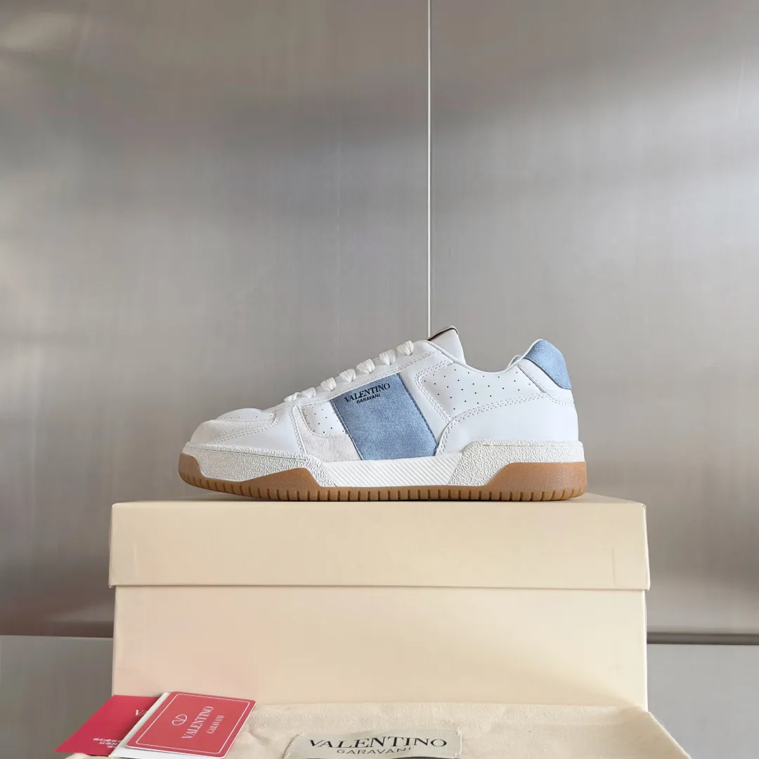 [Valentino] P: 800💰 Couple model, size: ▪️Size: Women's model 35-40 / Men's model 39-44 (45 customized) Valentino Valentino Couple model Joie de Jouer series Velcro Thick sole Bread shoes Couple model Casual sports shoes White shoes Original purchase and development Production Joie de Jouer series The style is simple but not out of style. The pure white base is paired with fresh green and soft beige, and the unique Velcro design highlights your personality. Every detail tells the fashion and quality. Wear it, take a confident step, and start the fashion journey. Exquisite packaging at the delivery counter🛍📦 ▪️Fabrics: Original custom imported first-layer cowhide ▪️Inner lining: Original custom-made soft sheepskin lining ▪️Outsole: Original open-molded anti-slip TPU material ▪️Sole thickness: 3.5CM